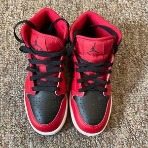 Jordan 1 Mid- Big kids size:3.5